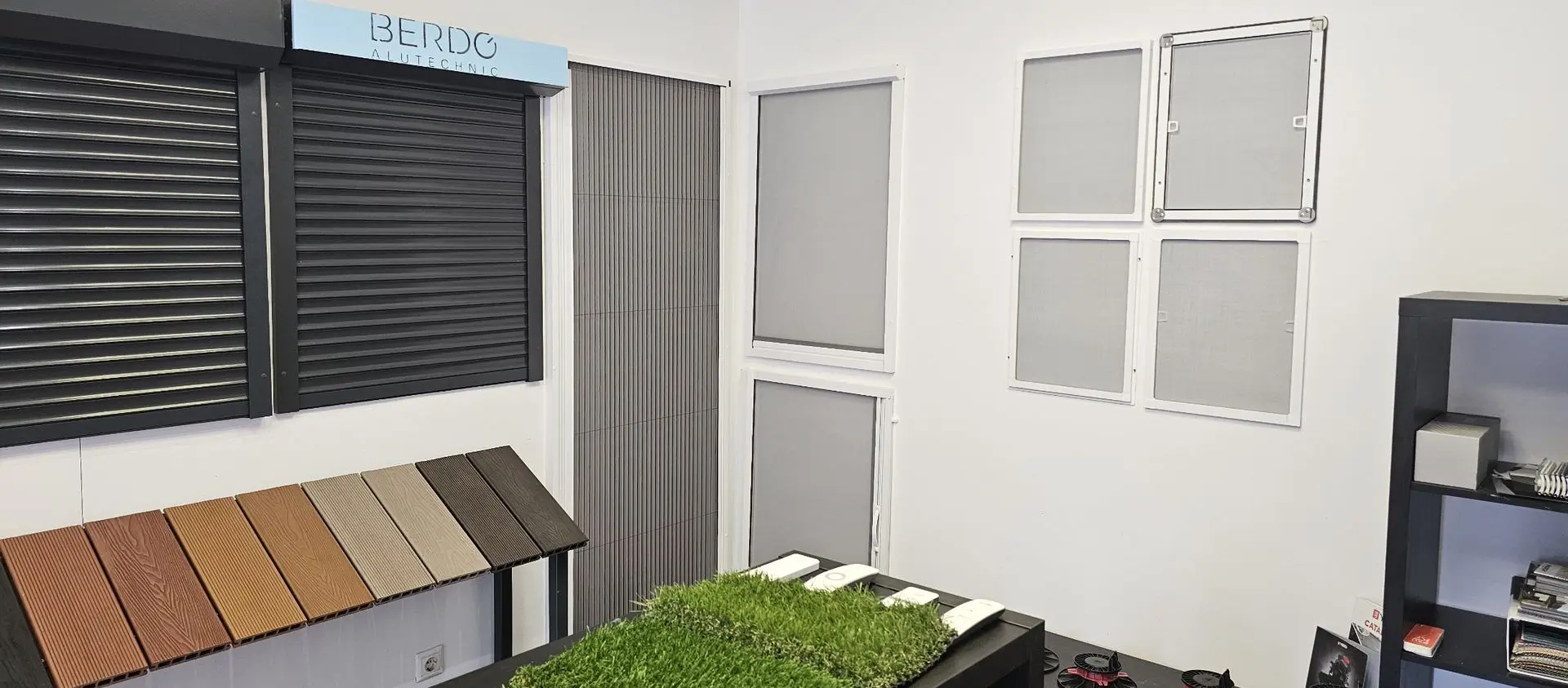 Kiállított mozgatható és fix szúnyoghálók