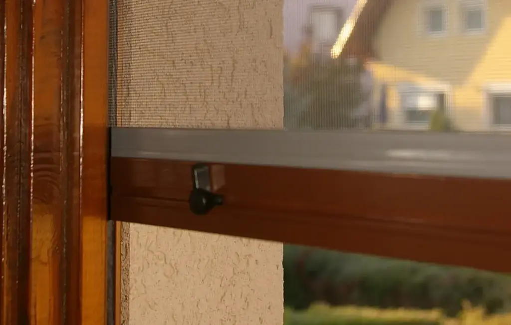 Rolós szúnyogháló ablakra kifújásbiztos lefutóval (180 cm szélességig)